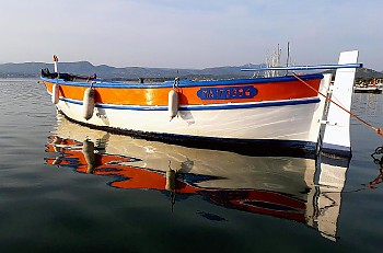 Cagou, barquette marseillaise de 1964 amarrée au Brusc Cagou, barquette marseillaise de 1964 amarrée au Brusc