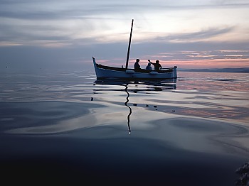 Pointus en mer par mer calme et soleil couchant Pointus en mer par mer calme et soleil couchant