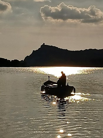 Pêcheur en pointu près de l'île des Embiez 