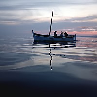 Le BIOU, pointu du Brusc en mer à la tombée du jour